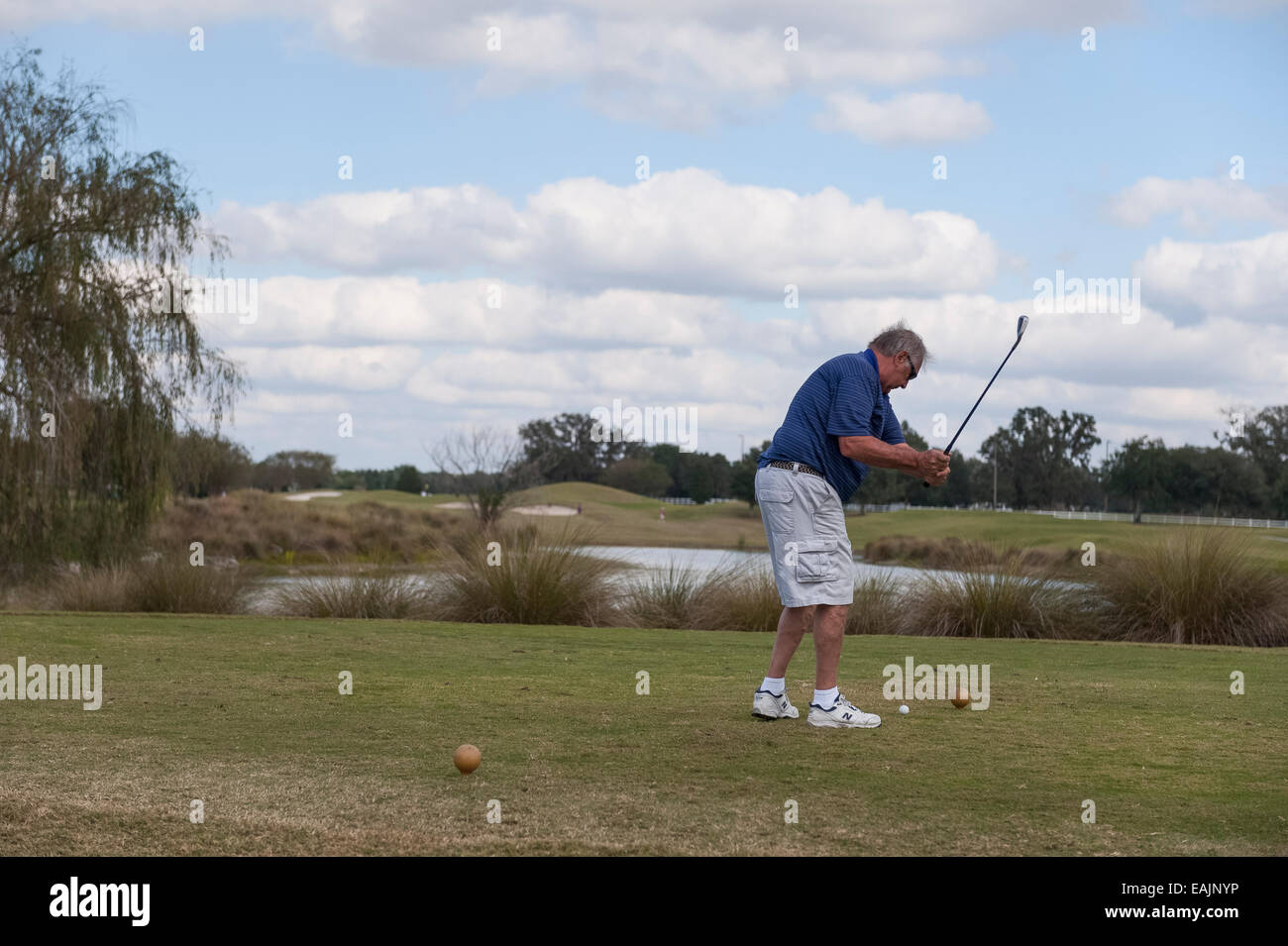 Senior pensionati fuori il golf in villaggi, Florida. Una delle più grandi comunità di pensione nella Florida Centrale USA Foto Stock