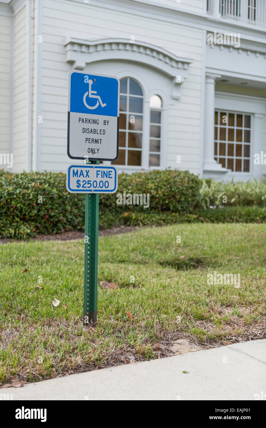 Handicap portatori di handicap Parcheggio Disabili Accesso permesso Max ammenda $250.00 segno Florida USA Foto Stock