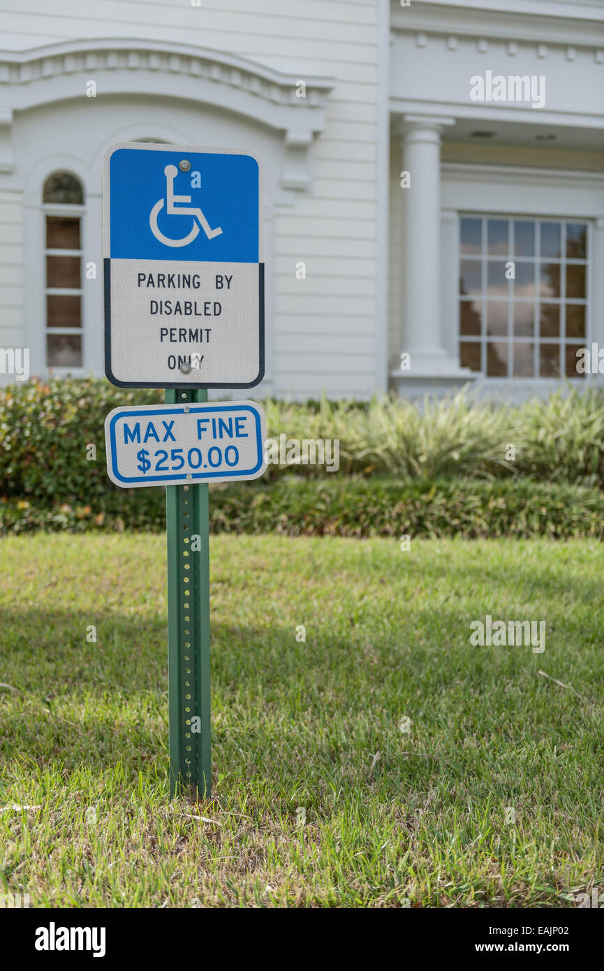 Handicap portatori di handicap Parcheggio Disabili Accesso permesso Max ammenda $250.00 segno Florida USA Foto Stock