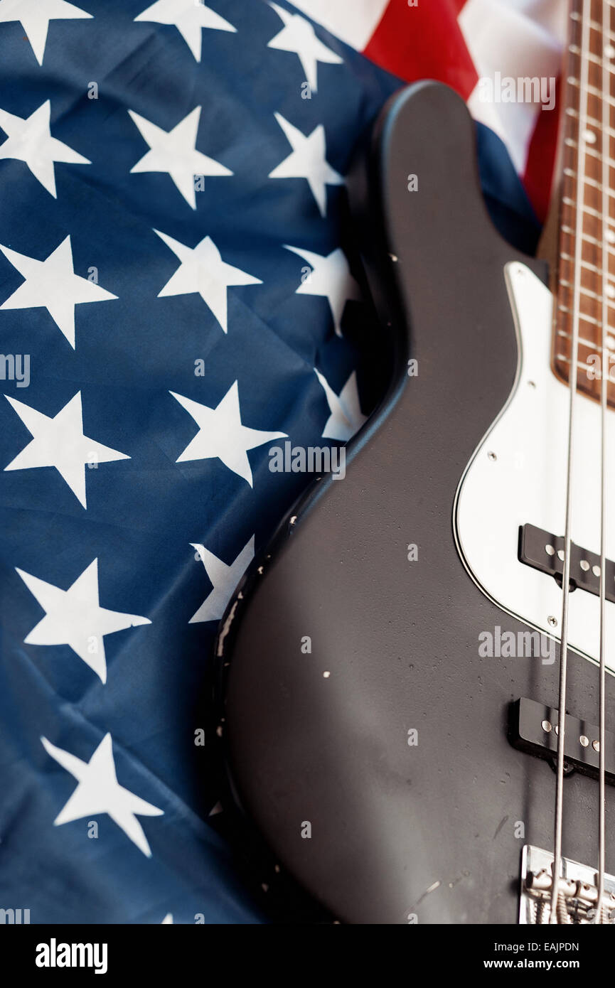 Vintage Quattro string bass guitar sulla bandiera americana sfondo Foto Stock