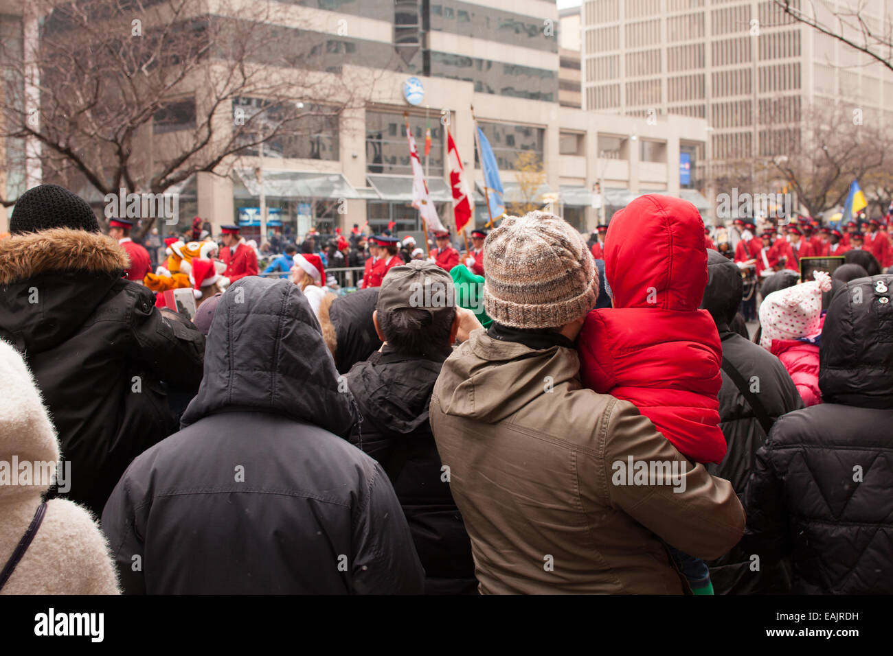 Guardare la gente Santa Claus Parade. Novembre 16, 2014 a Toronto in Canada Foto Stock