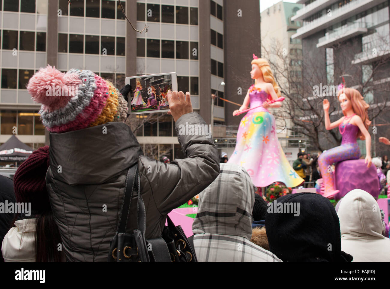 La donna riprese Santa Claus Parade con il tablet. Novembre 16, 2014 a Toronto in Canada Foto Stock
