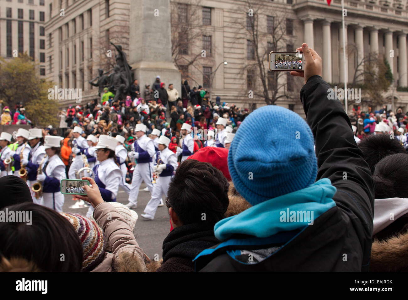 L'uomo le riprese di marching band con lo smartphone su Santa Claus Parade Novembre 16, 2014 a Toronto, Canad Foto Stock