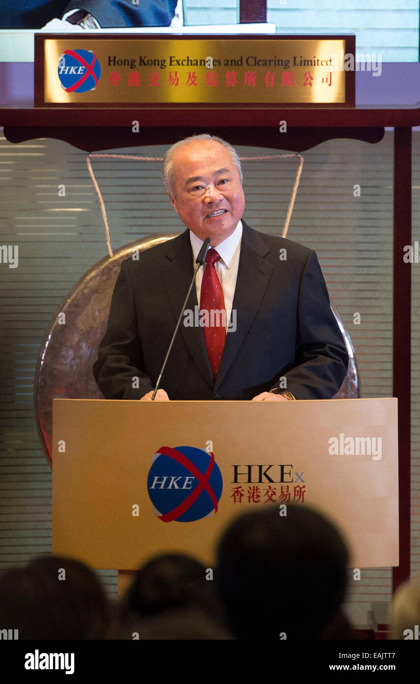 Hong Kong, Cina. 17 Nov, 2014. Chow Chung-kong, presidente della Hong Kong scambi e compensazione limitata (HKEx), indirizzi alla cerimonia di lancio dell'Shanghai-Hong Kong Stock a collegare a Hong Kong, Cina del sud, nov. 17, 2014. Il Landmark Shanghai-Hong Kong Stock Connect, che mira a collegare le borse di Hong Kong e Shanghai, è stato lanciato ufficialmente il lunedì. © Lui Siu Wai/Xinhua/Alamy Live News Foto Stock