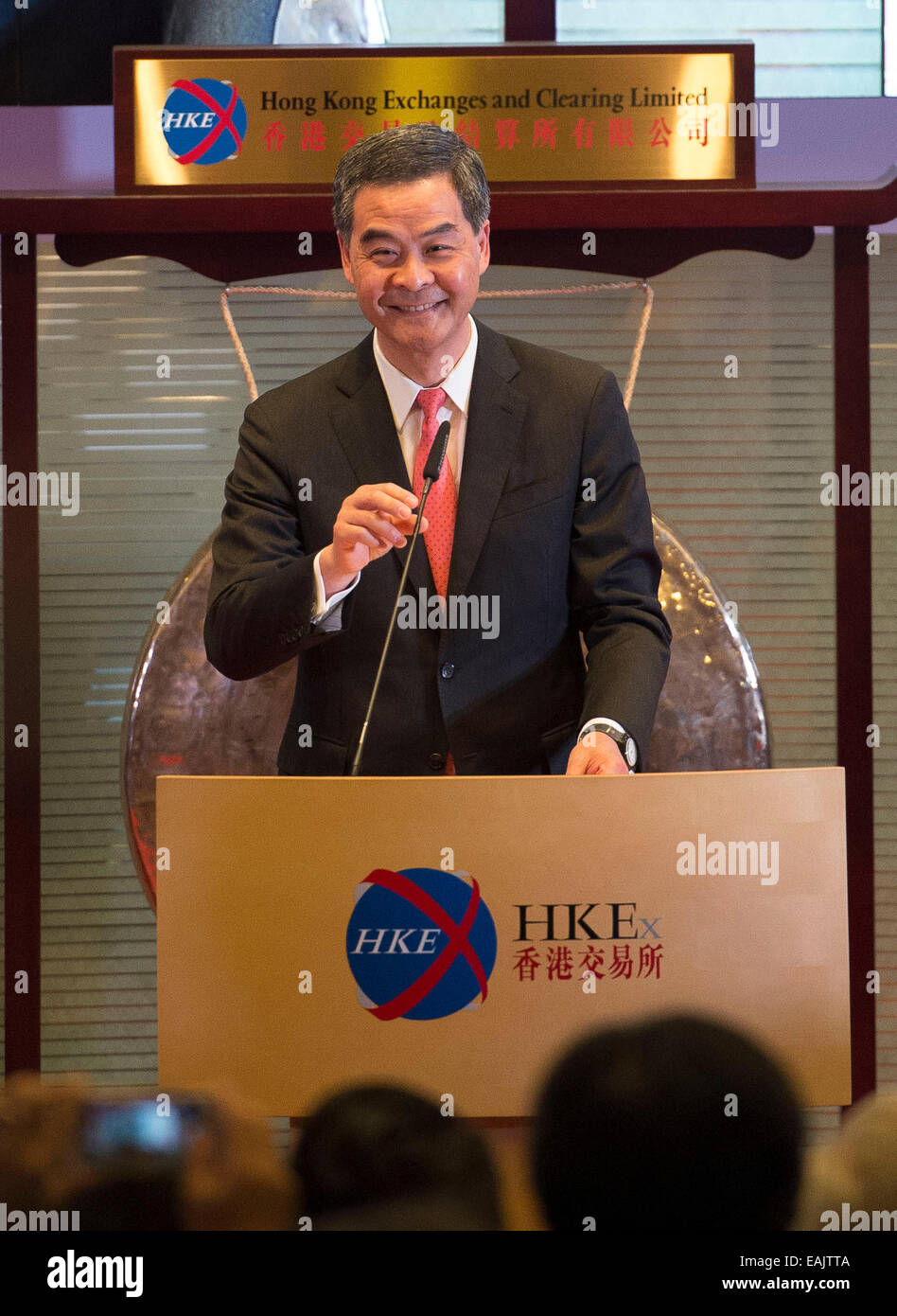 Hong Kong, Cina. 17 Nov, 2014. Hong Kong è Chief Executive Leung Chun-ying si rivolge alla cerimonia di lancio dell'Shanghai-Hong Kong Stock a collegare a Hong Kong, Cina del sud, nov. 17, 2014. Il Landmark Shanghai-Hong Kong Stock Connect, che mira a collegare le borse di Hong Kong e Shanghai, è stato lanciato ufficialmente il lunedì. © Lui Siu Wai/Xinhua/Alamy Live News Foto Stock