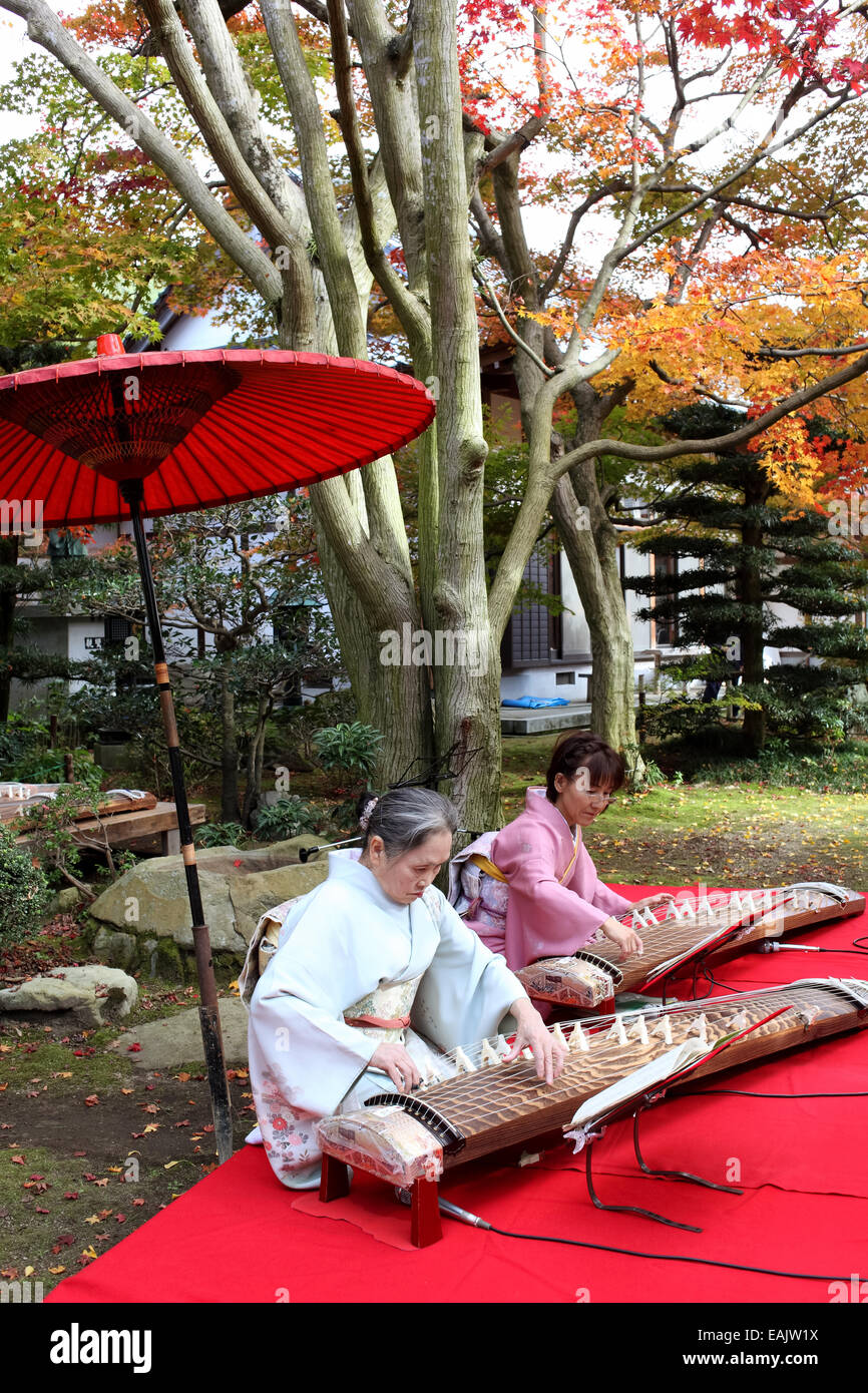 Le donne giapponesi in kimono giocando koto (Giapponese tradizionale strumento) nel giardino giapponese Foto Stock