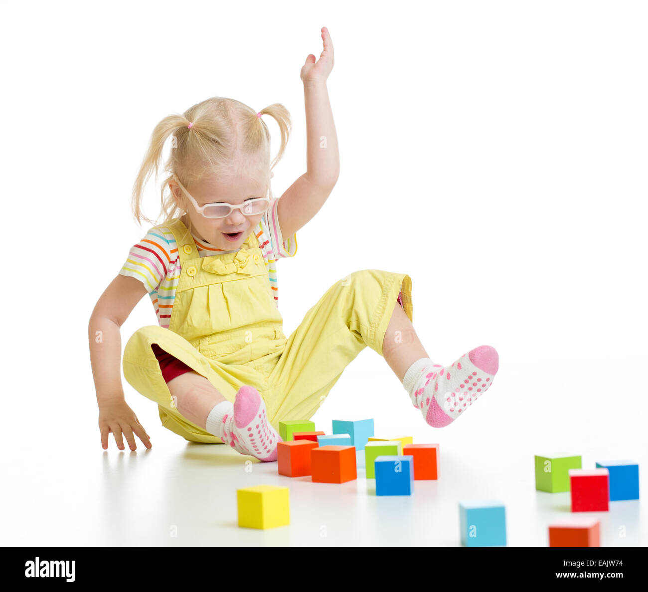 Funny bambino in eyeglases giocando colorati blocchi di edificio isolato Foto Stock