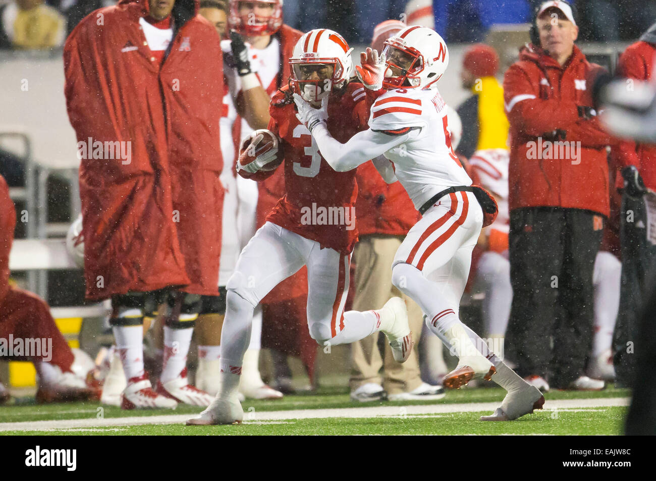 15 novembre 2014: Wisconsin Badgers wide receiver Kenzel Doe #3 spinto fuori dai limiti dal Nebraska Cornhuskers cornerback Josh Mitchell #5 durante il NCAA Football gioco tra il Nebraska Cornhuskers e Wisconsin Badgers a Camp Randall Stadium di Madison, WI. Wisconsin sconfitto Nebraska 59-24. John Fisher/CSM Foto Stock