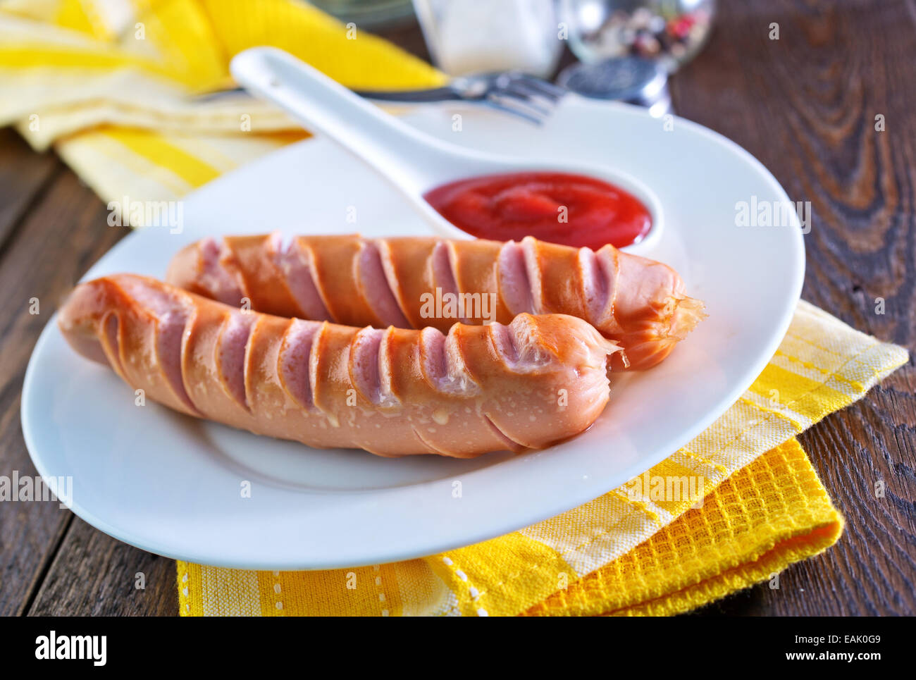 Salsicce con salsa di pomodoro sulla piastra bianca Foto Stock