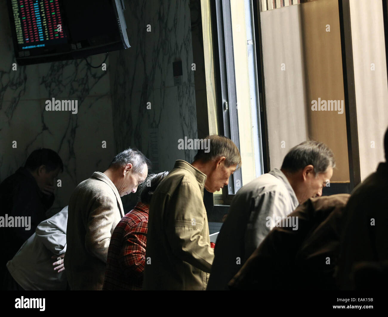 (141117) -- Shanghai, nov. 17, 2014 (Xinhua) -- Gli investitori verificare le scorte in una sala di trading di titoli di una società a Shanghai in Cina orientale, nov. 17, 2014. Il Landmark Shanghai-Hong Kong Stock Connect, che mira a collegare le borse di Hong Kong e Shanghai, è stato lanciato ufficialmente il lunedì. (Xinhua/Ding Ting) (WF) Foto Stock