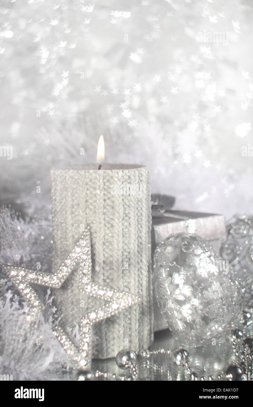 Bella argento lucido decorazioni di Natale e la candela che brucia Foto Stock
