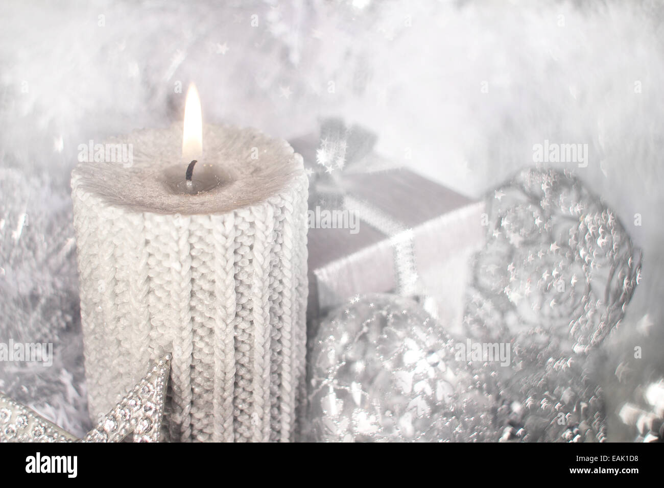 Bella argento lucido decorazioni di Natale e la candela che brucia Foto Stock
