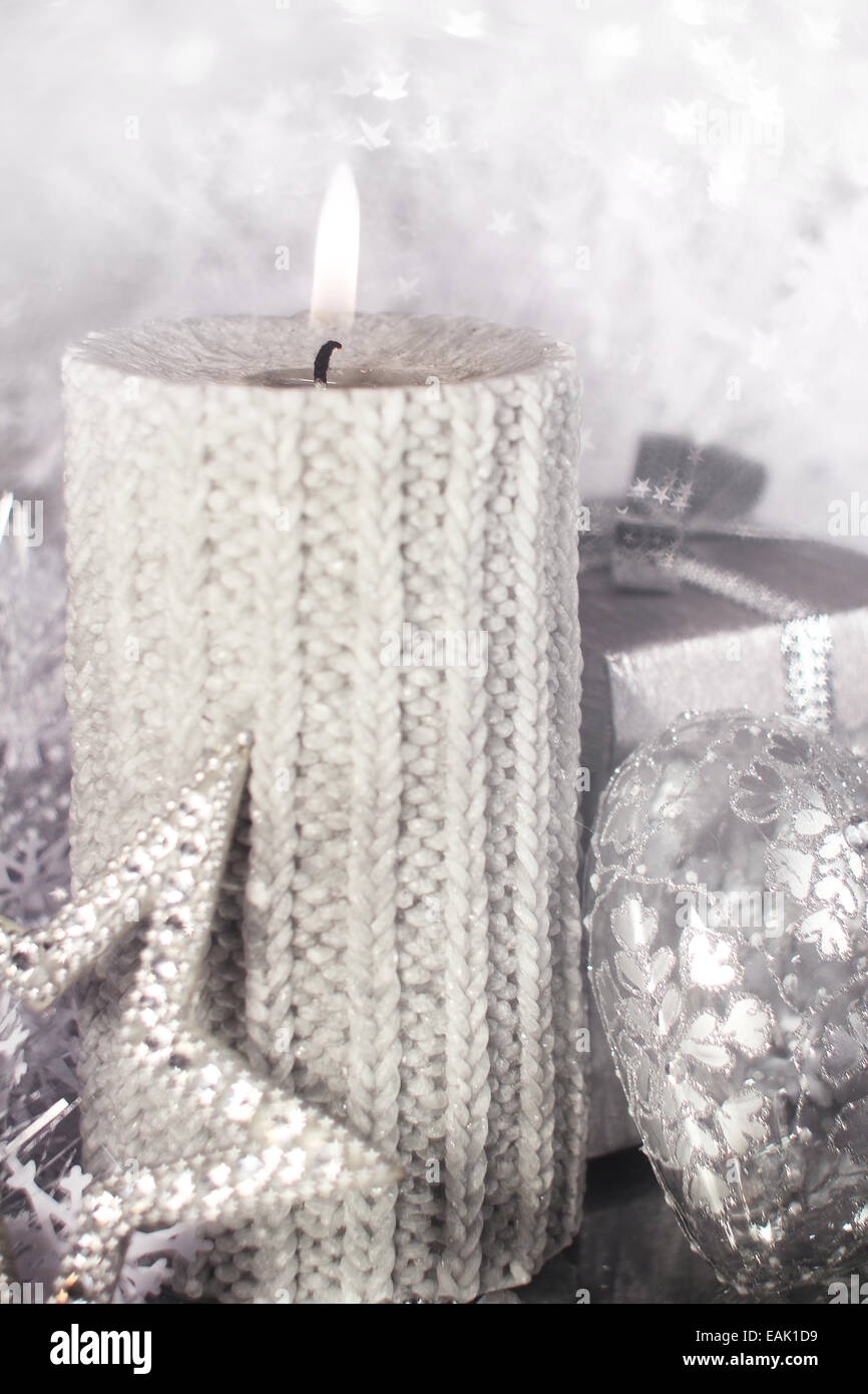 Bella argento lucido decorazioni di Natale e la candela che brucia Foto Stock