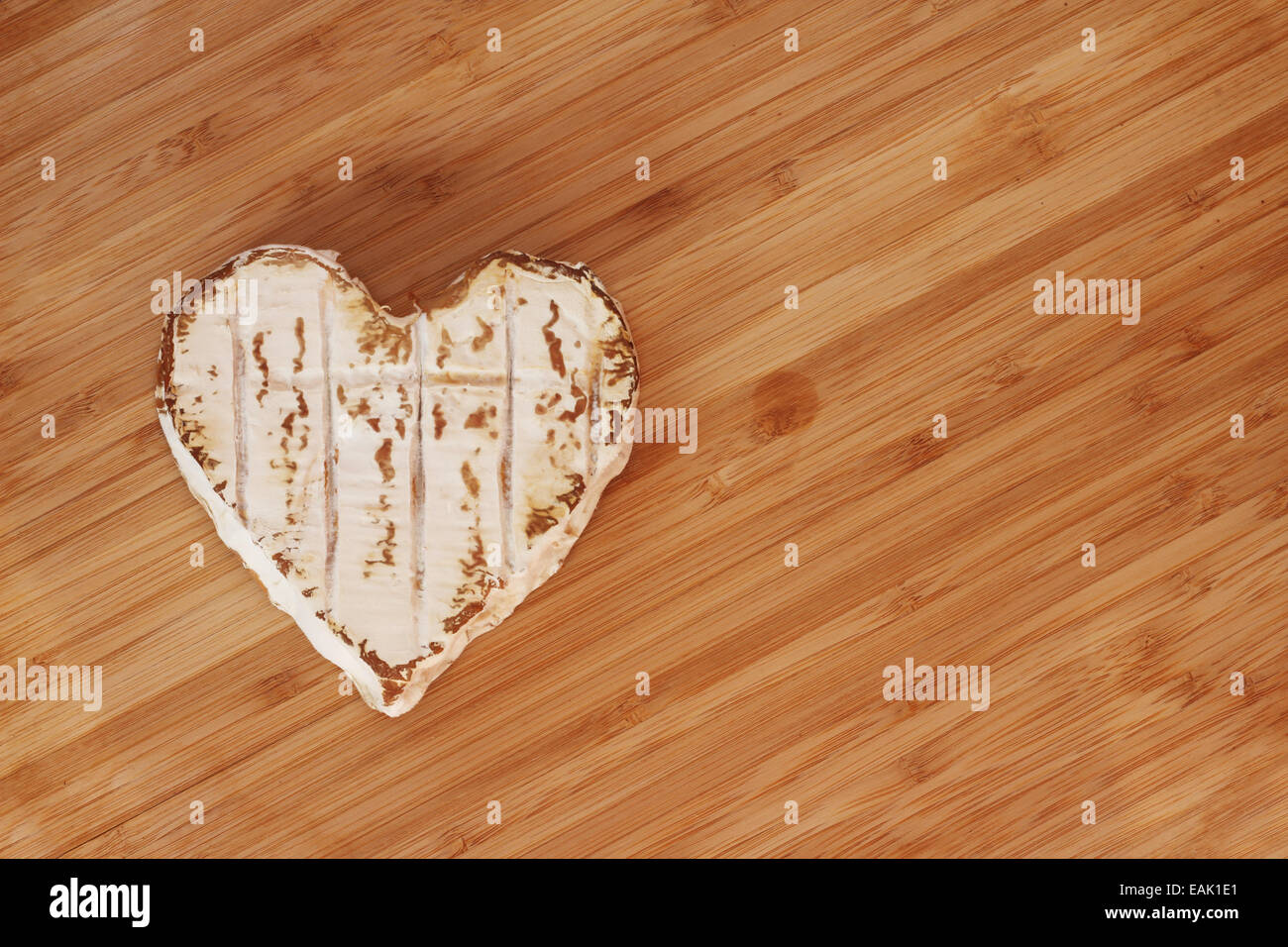 Neufchatel formaggi simili a forma di cuore sul tagliere di legno Foto Stock