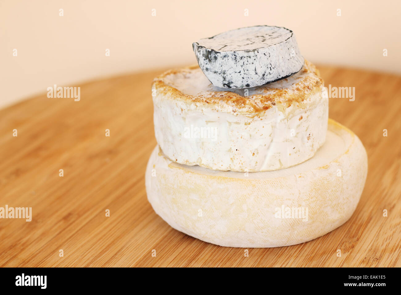 Pila di formaggio camembert sul pannello di legno Foto Stock