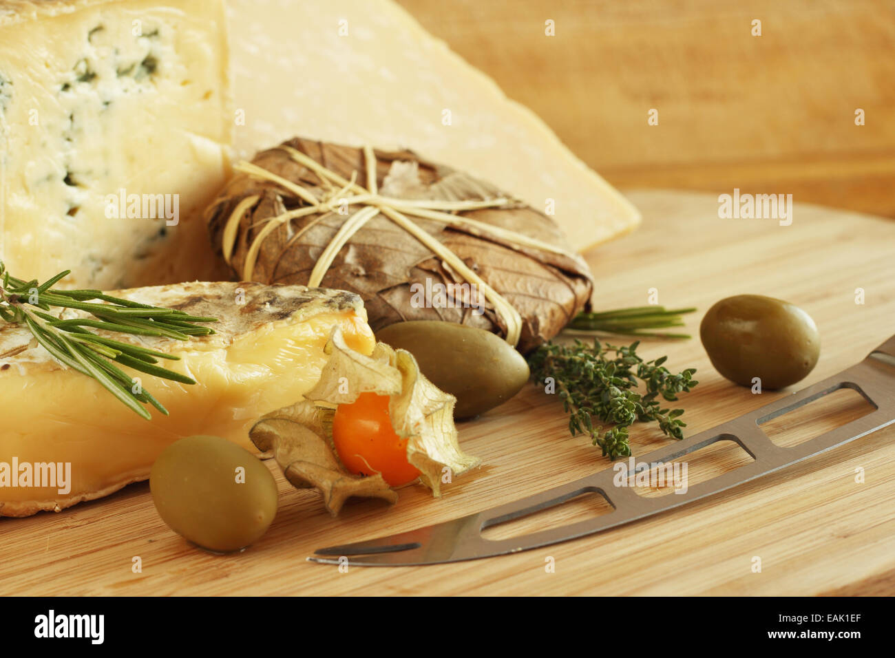 Il formaggio e le olive composizione sul tavolo di legno Foto Stock