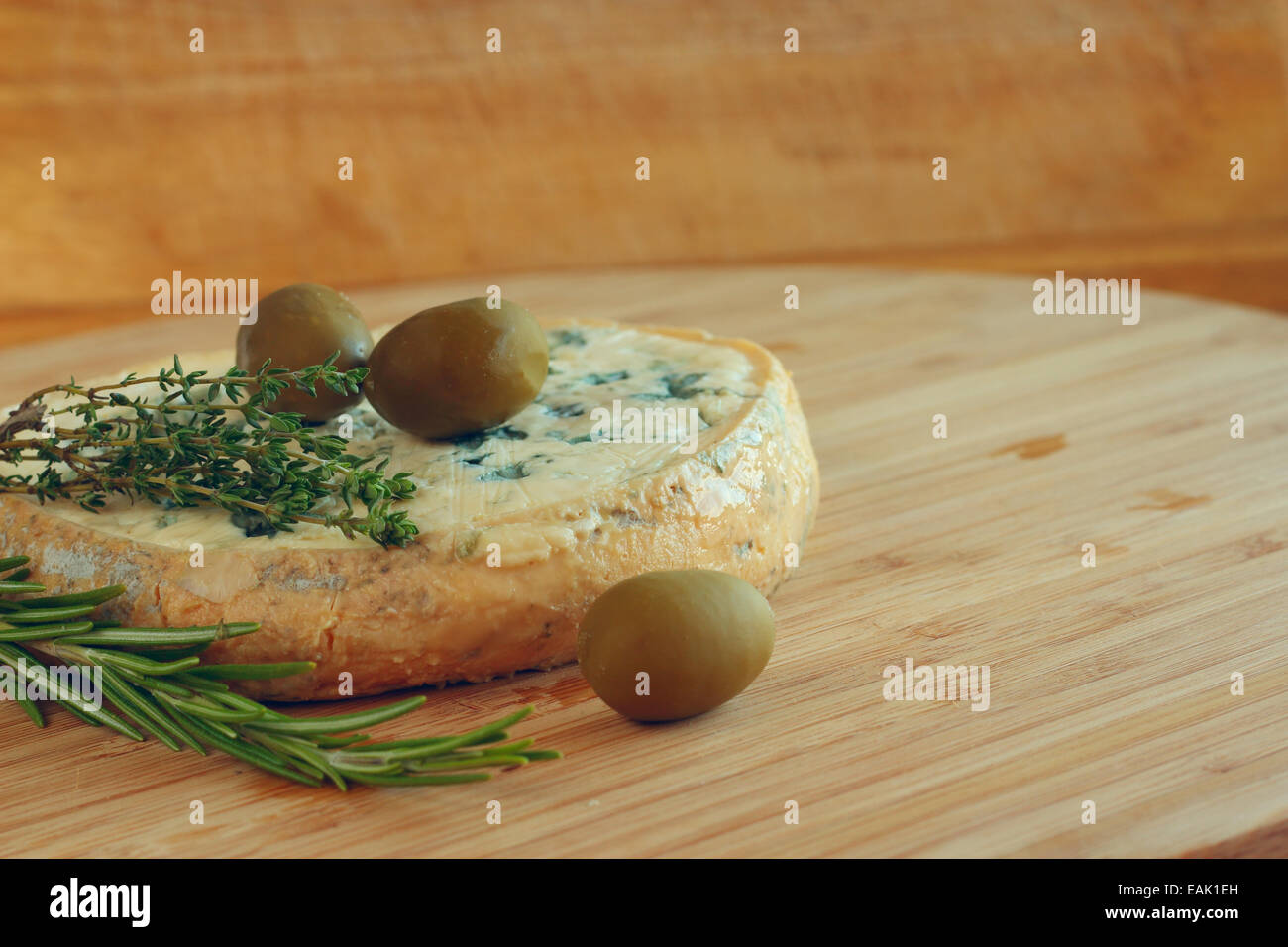 Il formaggio e le olive composizione sul tavolo di legno Foto Stock