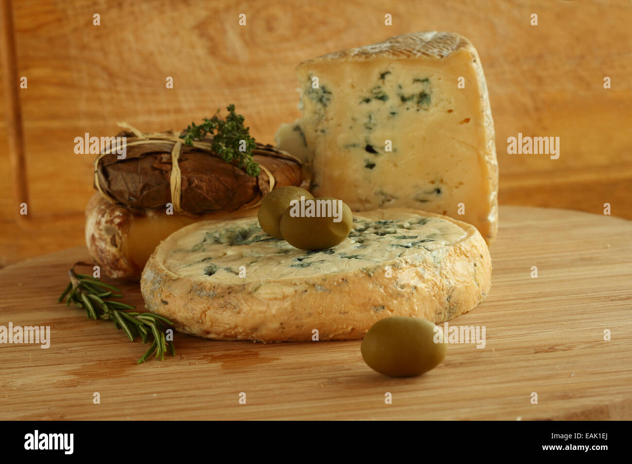 Il formaggio e le olive composizione sul tavolo di legno Foto Stock