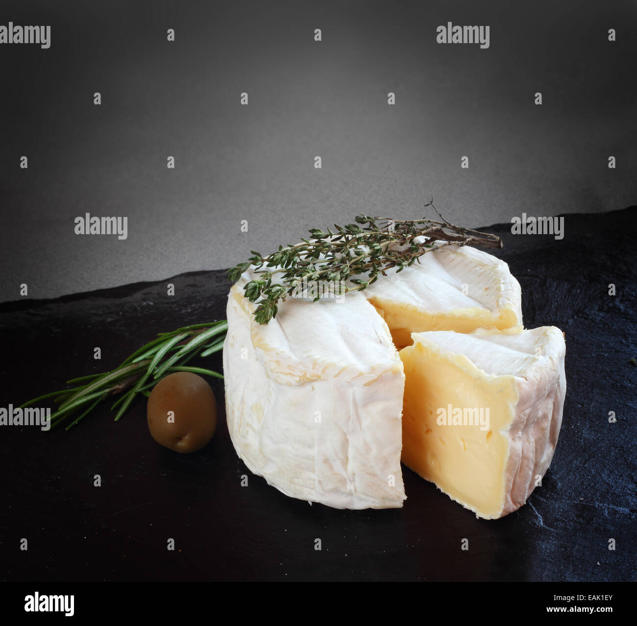 Formaggio francese composizione sulla pietra nera sullo sfondo della piastra Foto Stock