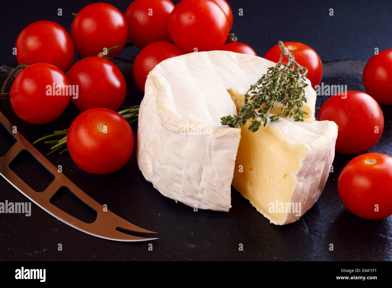 Formaggio francese composizione sulla pietra nera sullo sfondo della piastra Foto Stock