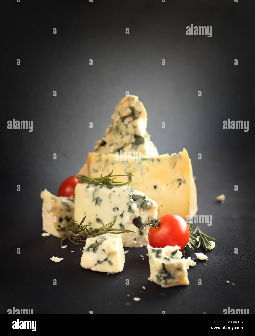 Il Roquefort e composizione su sfondo scuro Foto Stock