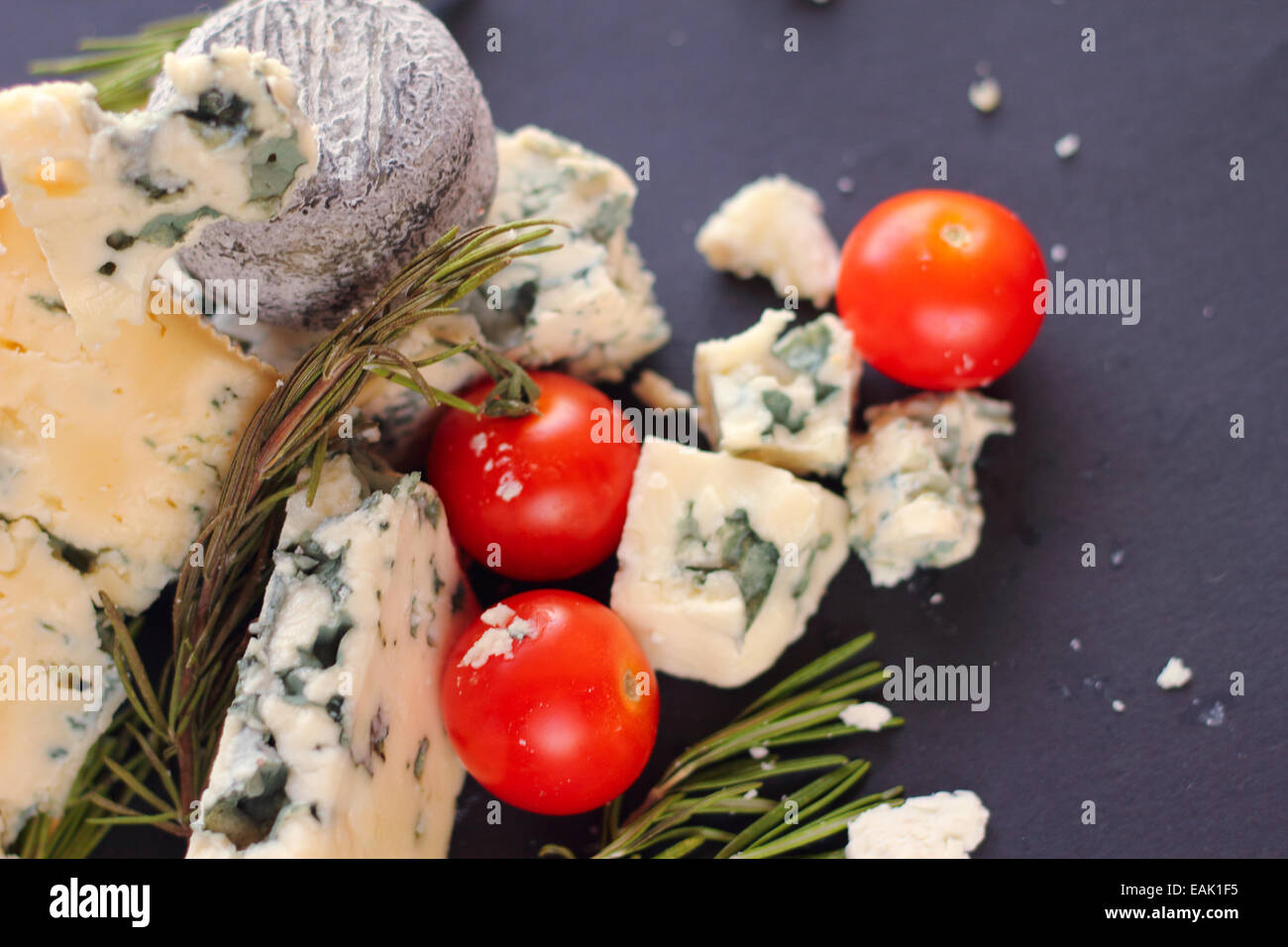 Il Roquefort e composizione su sfondo scuro Foto Stock