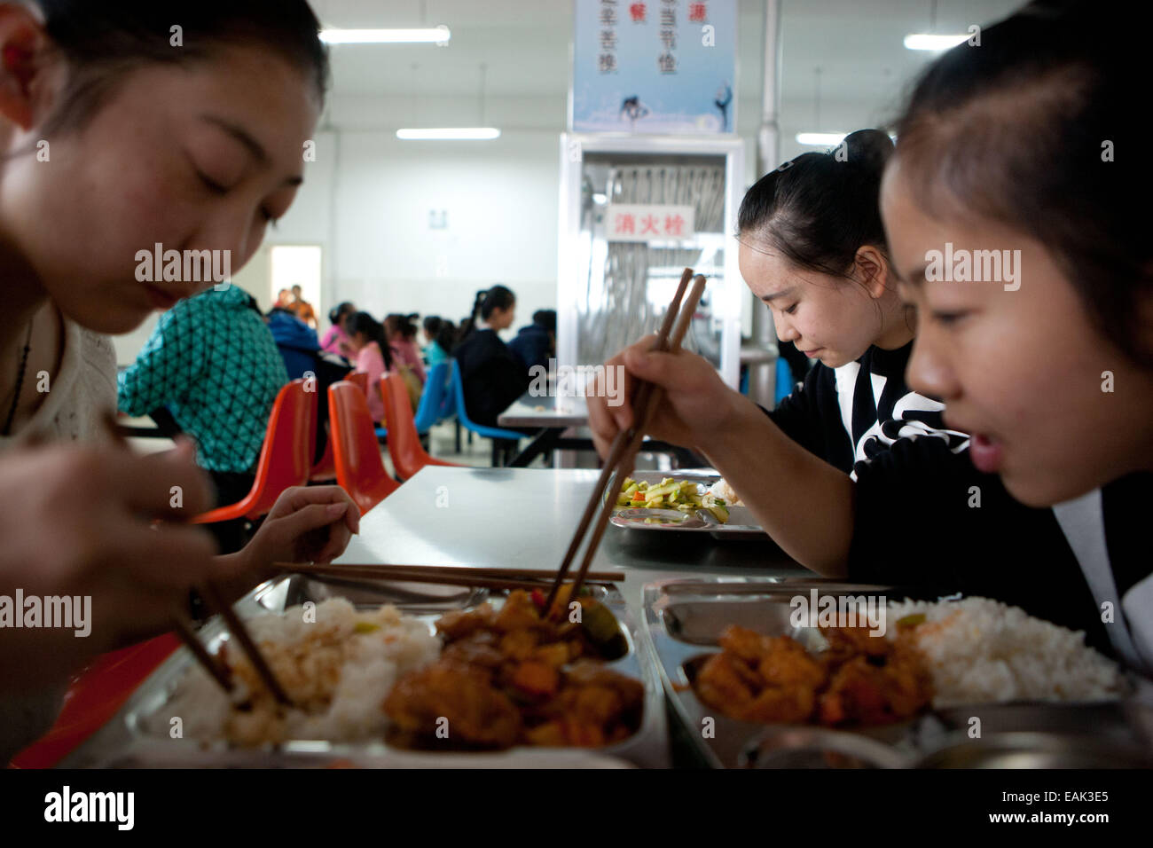 (141117) -- YINCHUAN, nov. 17, 2014 (Xinhua) -- Foto scattata il 31 ott. 2014 mostra le ragazze di pranzare in Ningxia Arts School, a Yinchuan, capitale del nord-ovest della Cina di Ningxia Hui Regione autonoma. Le ragazze che sono stati addestrati in ballo tradizionale di Hui gruppo etnico per cinque anni, stanno facendo ogni sforzo per la imminente la graduazione delle prestazioni. Il corso di questa danza tradizionale, che è anche il solo a livello nazionale, è stato avviato da Ningxia Arts School oltre tre decenni fa. Come presto come negli anni cinquanta, una generazione più anziana di Hui ballerini in Ningxia aveva iniziato a creare una nuova sy Foto Stock