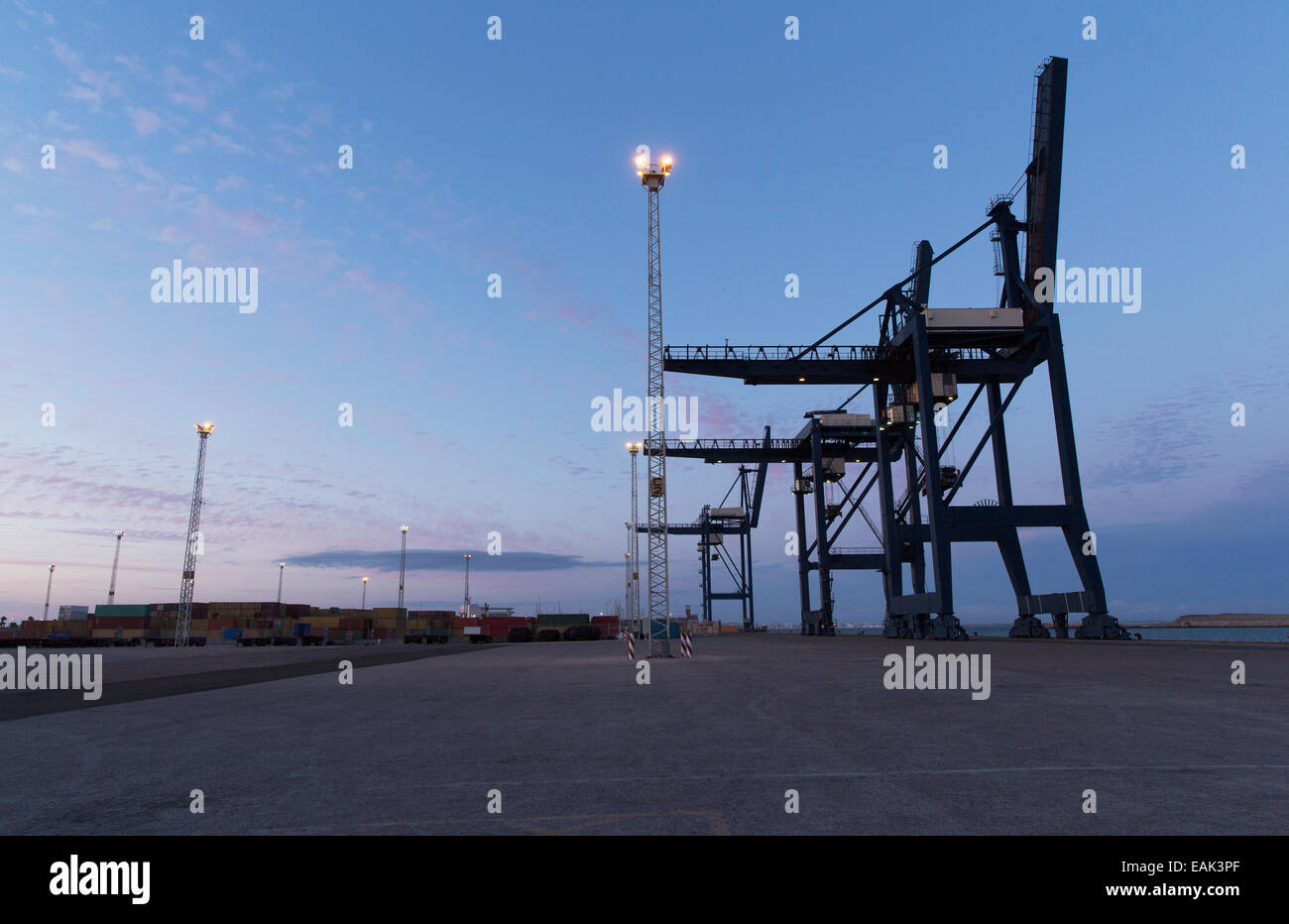 Cargo cranes di notte Foto Stock