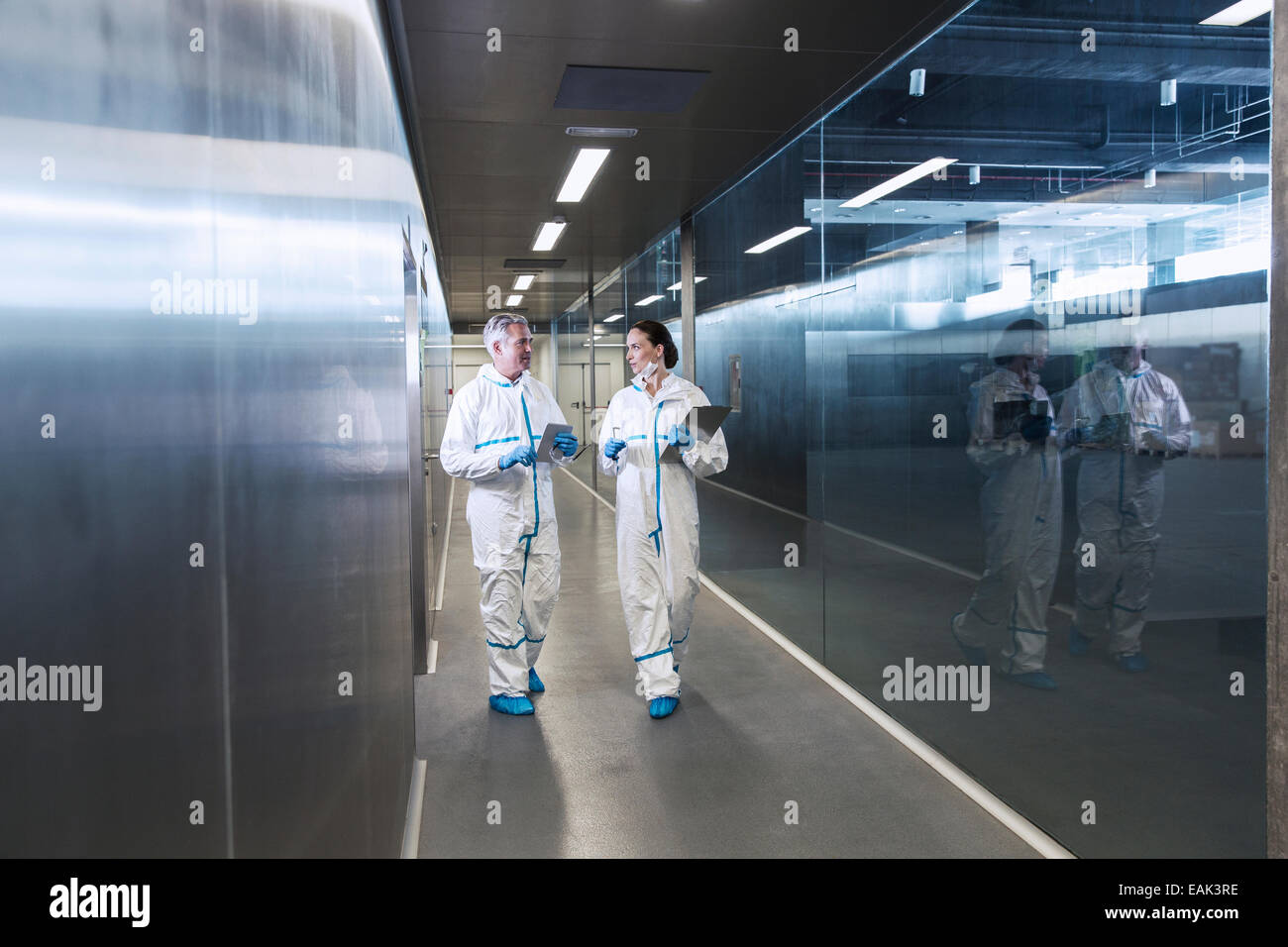 Gli scienziati in pulito si adatta alle passeggiate in corridoio Foto Stock
