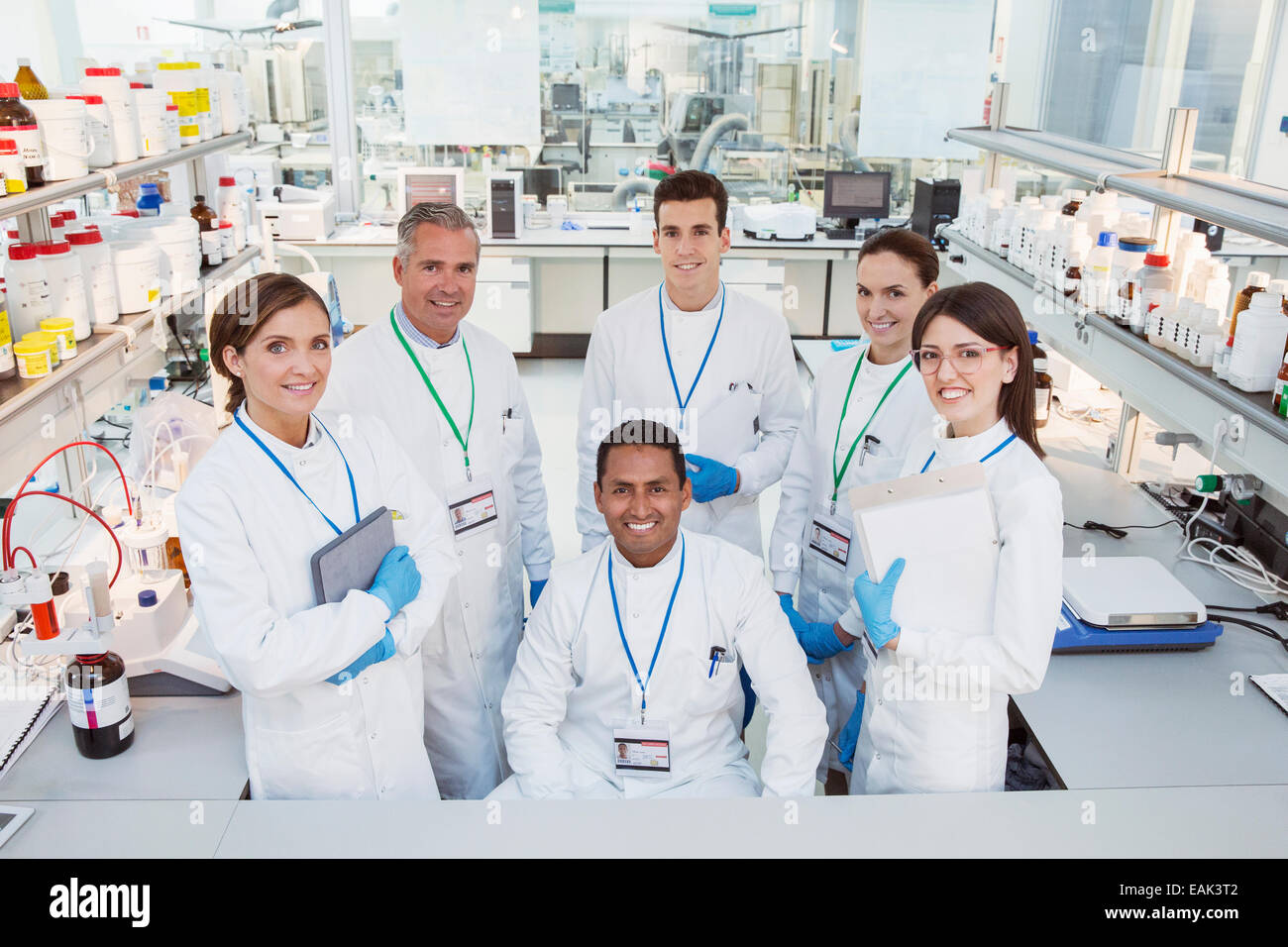 Gli scienziati sorridente in laboratorio Foto Stock