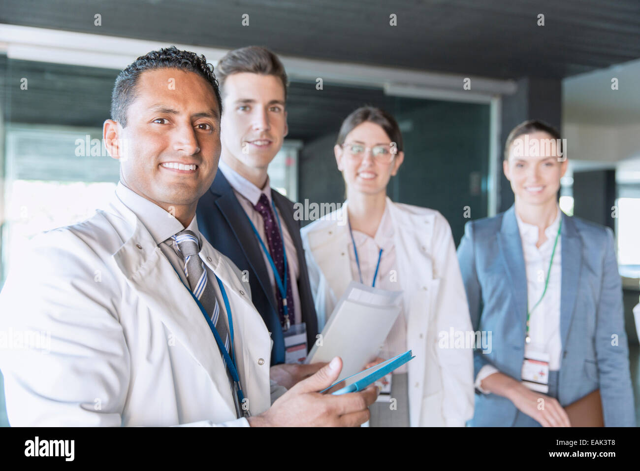 Gli scienziati e la gente di affari sorridente in laboratorio Foto Stock