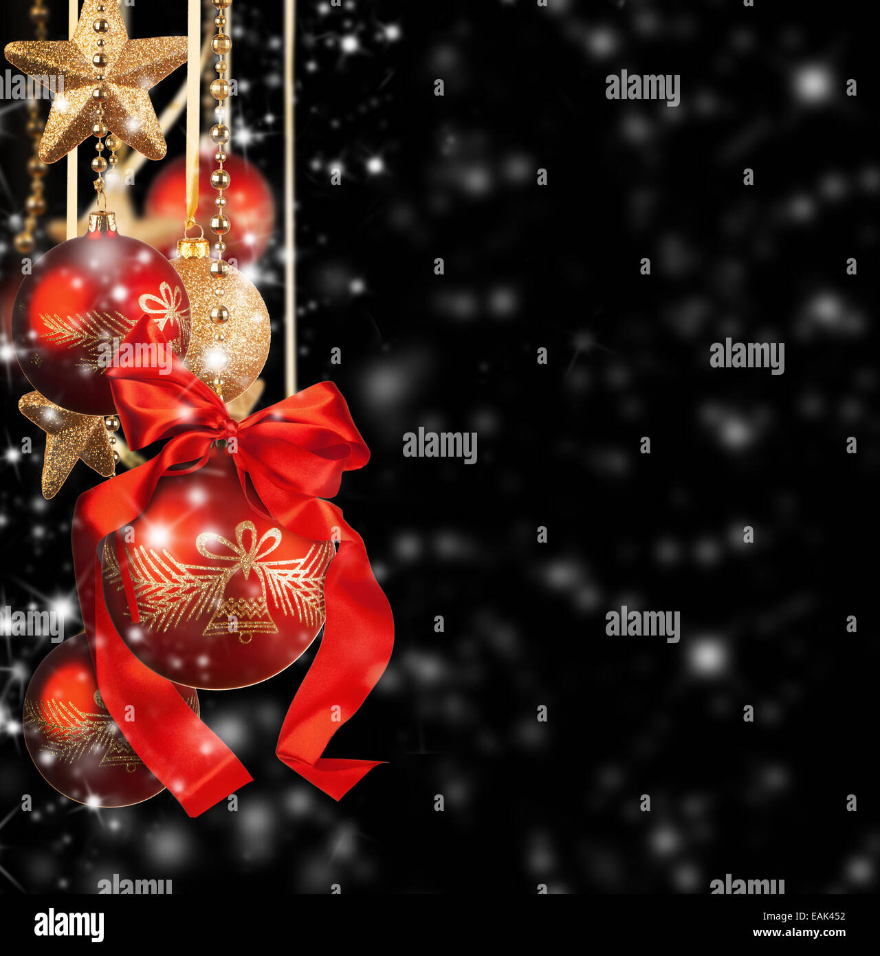 Tema Natale rosso con sfere di vetro su sfondo nero Foto Stock