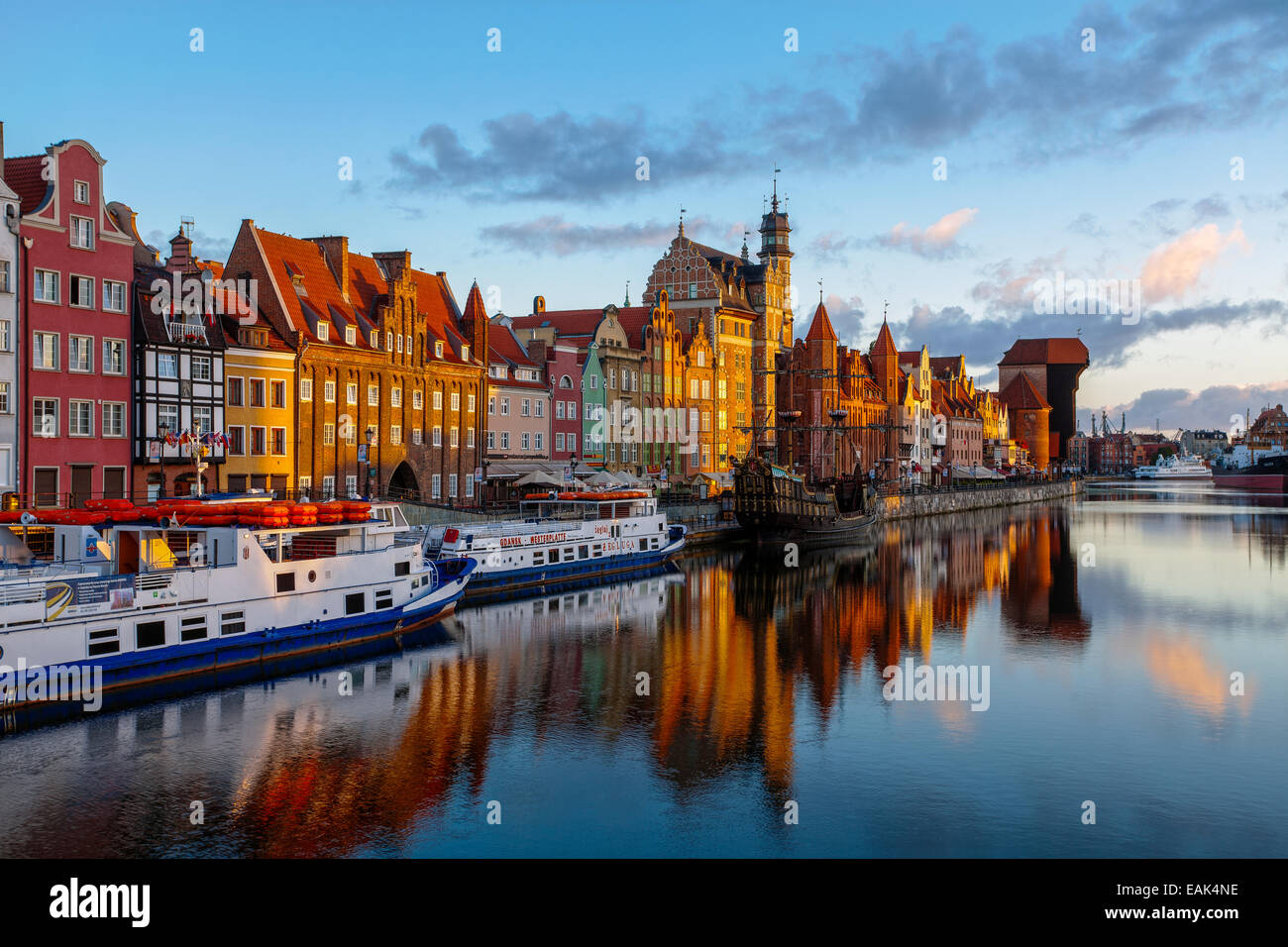 Città vecchia di edifici e in barca sul fiume Motlawa, Gdansk, Polonia Foto Stock