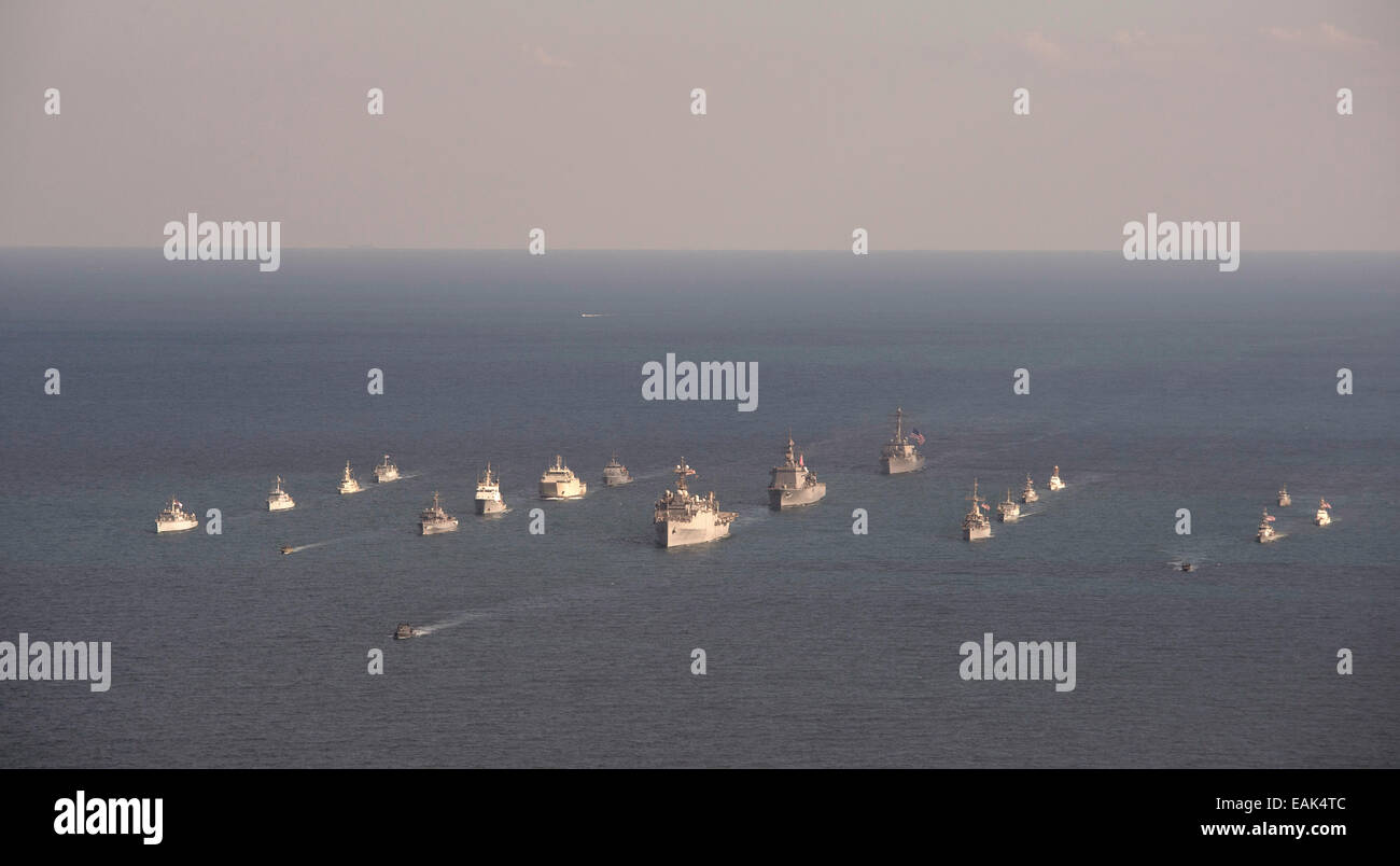 Navi della Marina militare guidato dalla Royal Navy HMS baluardo del vapore in formazione internazionale durante i miei esercizi di contromisure Novembre 2, 2014 nel Golfo di Oman. IMCMEX include le marine da 44 paesi il cui obiettivo è quello di promuovere la sicurezza regionale attraverso la mia contromisura operazioni. Foto Stock