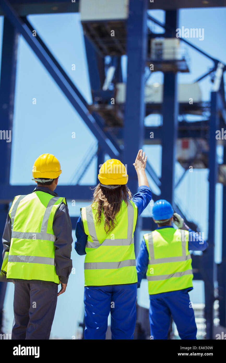 Lavoratore e imprenditore esaminando gru di carico Foto Stock