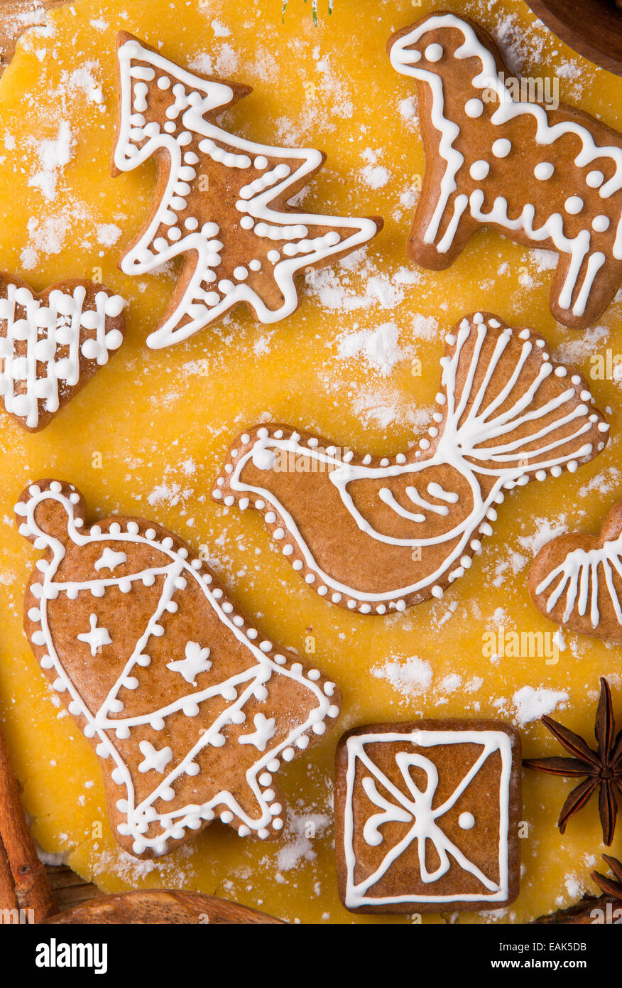 Gingerbread impasto cotto con pan di zenzero e ingredienti intorno Foto Stock