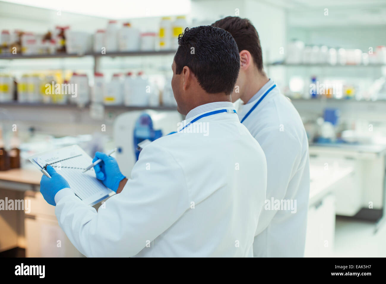 Gli scienziati a prendere appunti in laboratorio Foto Stock