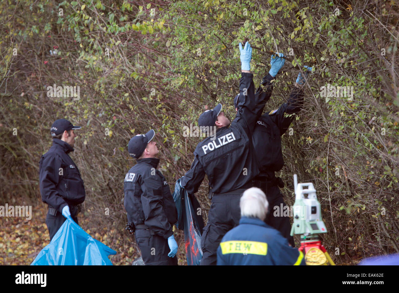 Gli ufficiali di polizia pulire i detriti sulla scena di un esplosione in Homberg/Ohm, Germania, 17 novembre 2014. Un 49-anno vecchio si è fatto esplodere di fronte la polizia un giorno prima. Foto: Frank Rumpenhorst/dpa Foto Stock