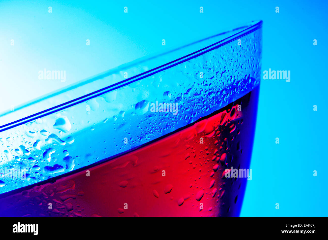 Un bicchiere da cocktail con un rosso di bevande in un club Foto Stock