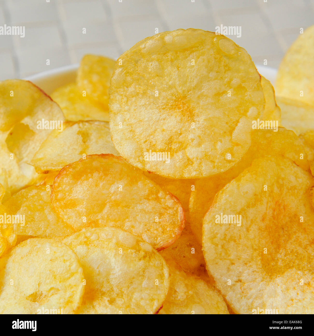 Primo piano di una ciotola con appetitose patatine Foto Stock