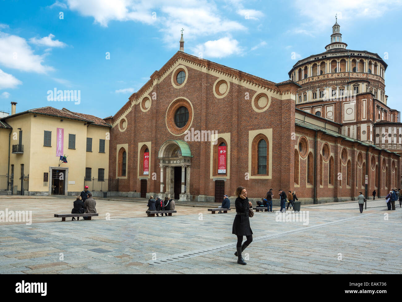 L'Italia, Milano, persone di fronte alla chiesa di Santa Maria delle Grazie Foto Stock