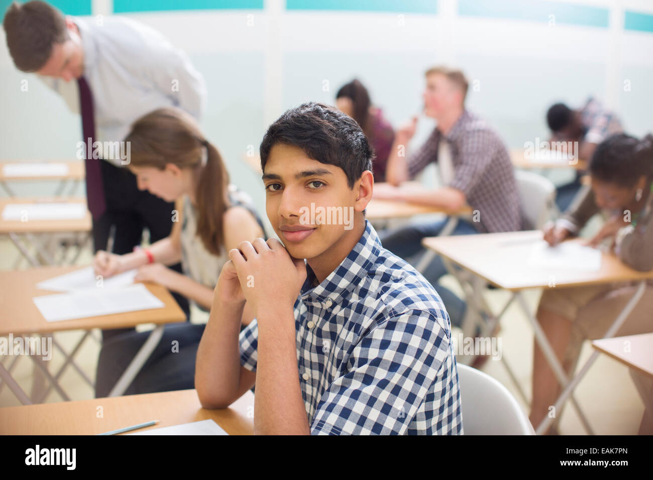 Ritratto di fiducia studente durante il suo esame GCSE Foto Stock