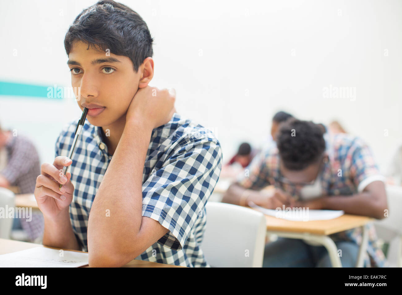 Ritratto di pensieroso studente durante il suo esame GCSE Foto Stock