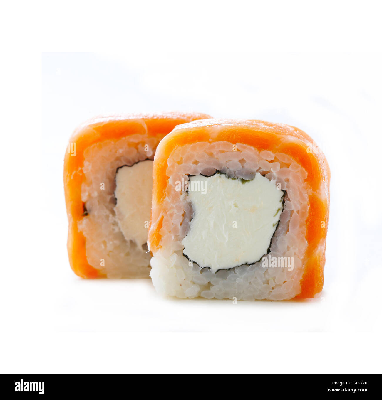 Rotolo di Sushi con rosso salmone e formaggio Filadelfia Foto Stock