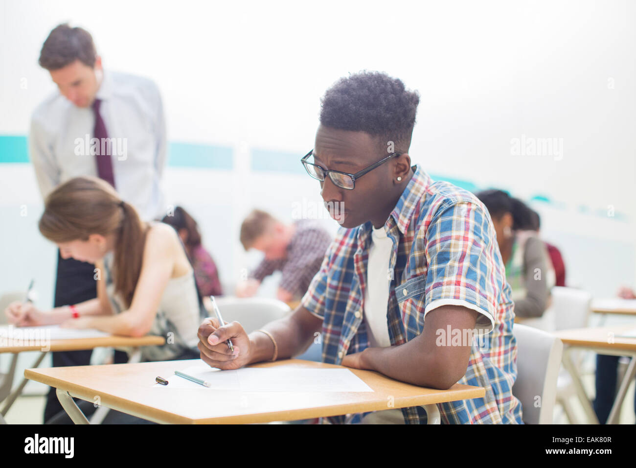 Gli studenti scrivono loro GCSE exam Foto Stock