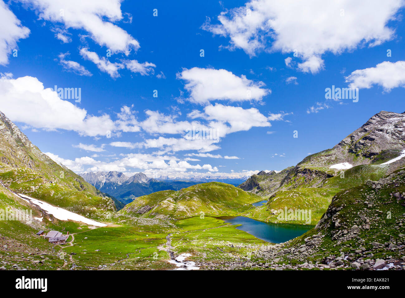 Kaser Lacke lago nella parte anteriore del Monte Ivigna Mountain, il gruppo del Catinaccio, il Sassolungo e Sassopiatto montagne e il gruppo del Latemar Foto Stock