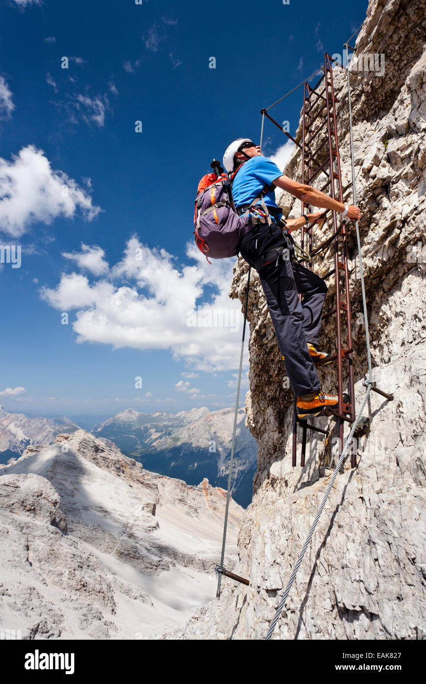 L'alpinista salendo la Via Ferrata Ivano Dibona arrampicata sul Monte Cristallo, provincia di Belluno, Italia Foto Stock