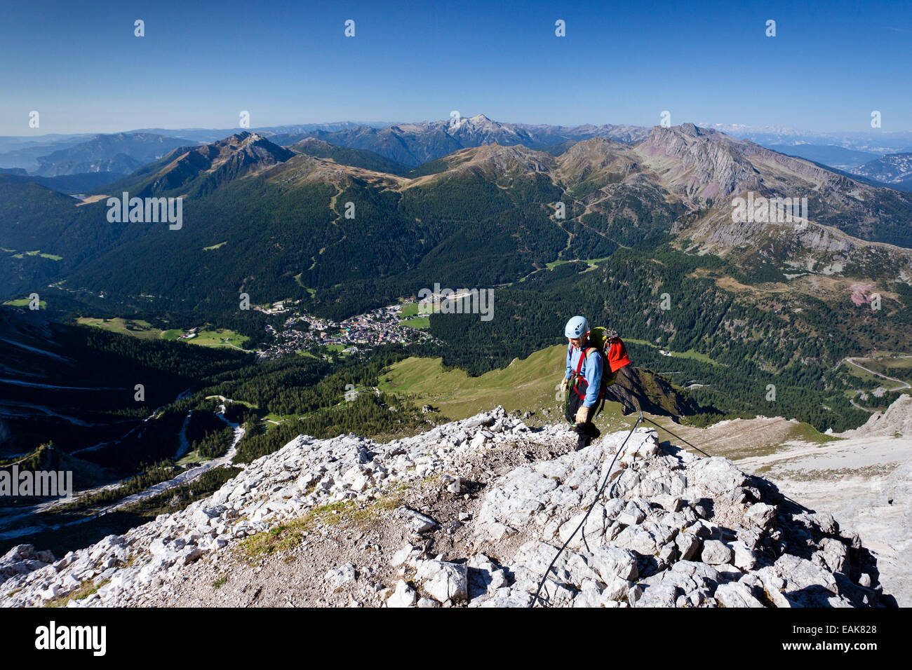 L'alpinista salendo la via ferrata Bolver Lugli arrampicata sulla cima di Monte Vezzana, Trentino Provincia Foto Stock