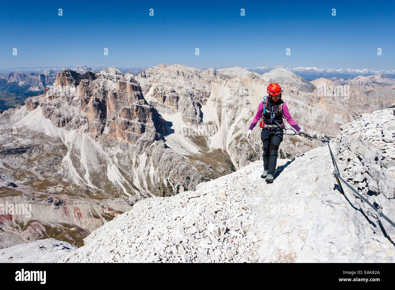 L'alpinista ascendente Tofane di Rozes Monte lungo la Via Ferrata Lipella Giovanni arrampicata, Dolomiti Foto Stock