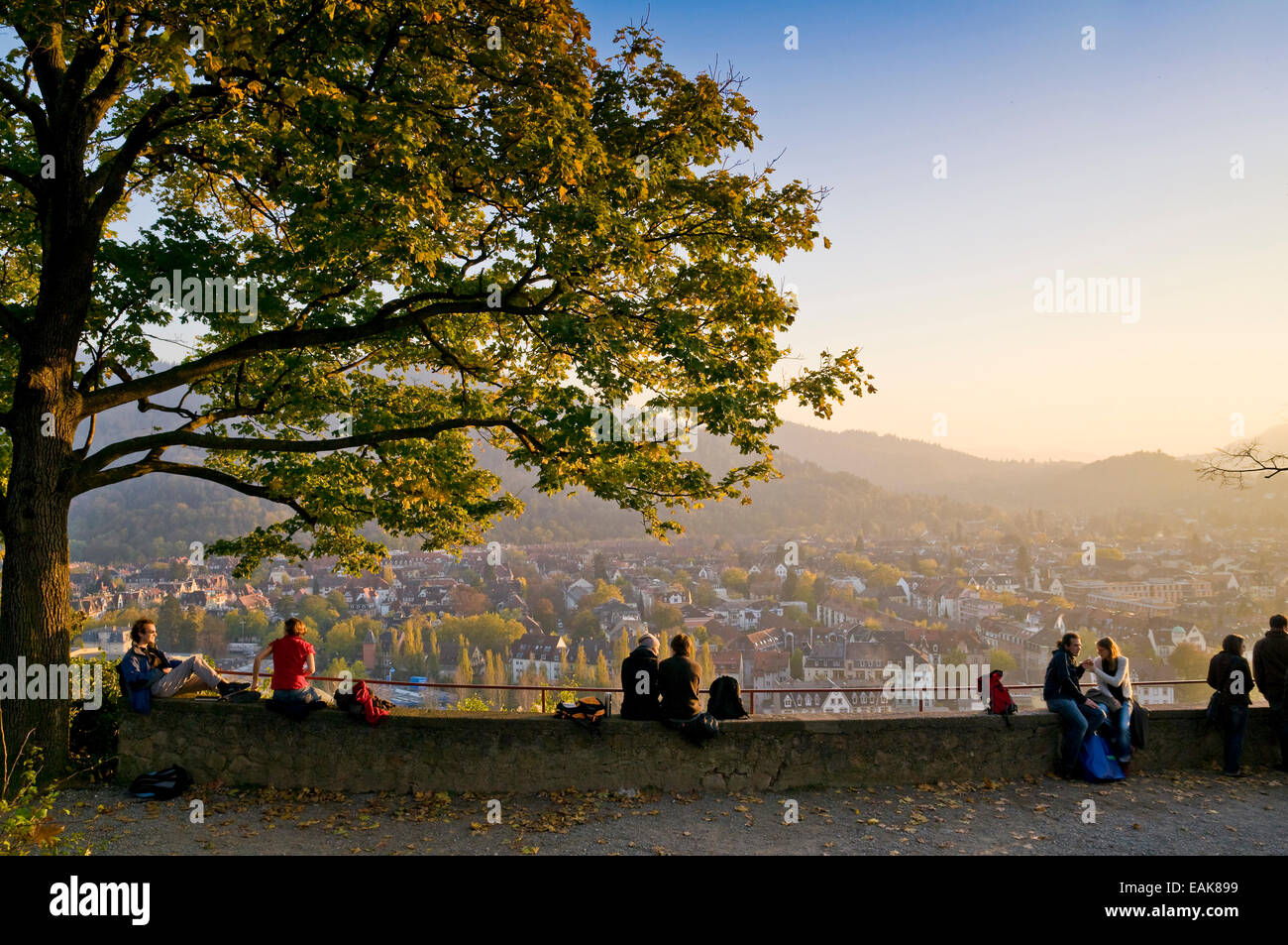 Kanonenplatz square e una vista sulla città nella luce della sera, Freiburg im Breisgau, Baden-Württemberg, Germania Foto Stock